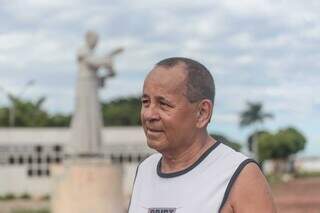 Atrás de Vilmar, a estátua do Papa João Paulo II; o morador costuma caminhar na praça todas as manhãs (Foto: Marcos Maluf)