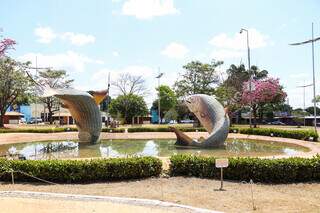 Escultura de peixes na Praça da Liberdade, em Bonito (Foto: Paulo Francis)