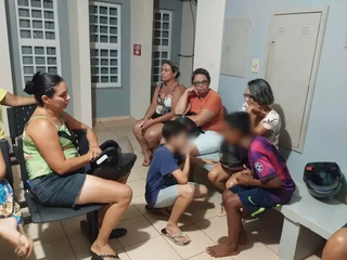 Mães de crianças conduzidas para a delegacia chegaram depois para entender o que aconteceu (Foto: Sidney Assis, de Coxim)&nbsp;