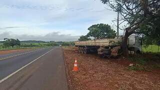 Caminhão bateu em árvore às margens da rodovia após colisão com carro (Foto: Divulgação | PMR)