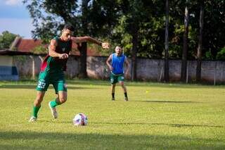 Jogador da Portuguesa finalizando bola em treinamento pela equipe (Foto: Guilherme Codô)