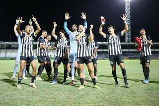 Jogadores de base comemoram vitória diante do Água Santa. (Foto: Pedro Ernesto Guerra Azevedo/Santos)