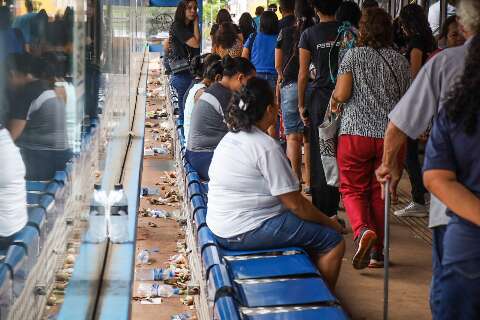 Por falta de lixeira e consciência, ponto de ônibus na Rui Barbosa vira "lixão"