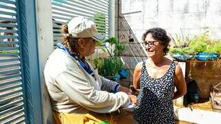 Agente de saúde conversando com moradora sobre cuidados contra o mosquito da dengue (Foto: Divulgação/Prefeitura de Campo Grande)