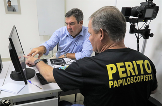 O governador de Mato Grosso do Sul, Eduardo Riedel (PSDB), durante a coleta de digitais para a emissão do novo registro geral. (Foto: Saul Schramm/GovMS)