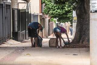 Moradores de rua reviram o lixo na Rua Barão do Rio Branco (Foto: Marcos Maluf)