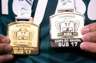 Medalhas das duas últimas edições da Copa do Brasil Sub-17 (Foto: Leo Sguaçabia/CBF)