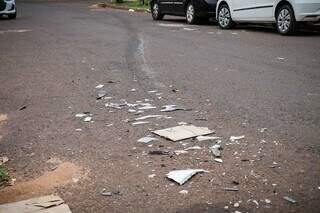 Pedaços de carro espalhados pela rua (Foto: Henrique Kawaminami)