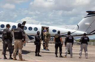 Equipes do Gaeco e da Força Correcional Integrada, da Bahia, na operação de transferência dos PMs (Foto/Divulgação/MPBA)