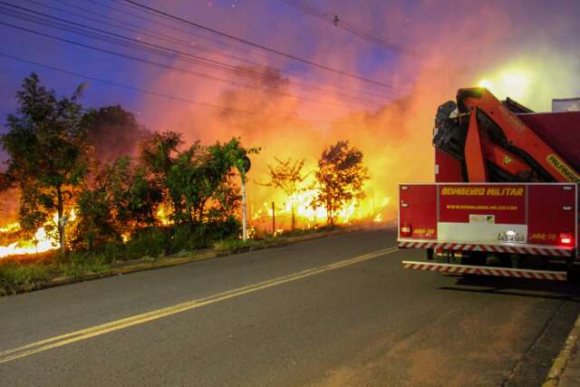 Fogo se alastra em vegeta&ccedil;&atilde;o e inc&ecirc;ndio forma nuvem de fuma&ccedil;a