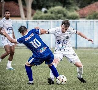 Jogadores disputam a posse da bola em campo. (Foto: Vinícius Eduardo/@eduardofotoms)