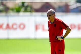 Técnico Tite observa treino no Flamengo (Foto: Marcelo Cortes/CRF)