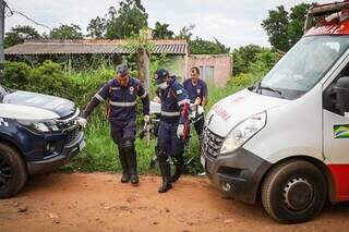 Samu socorrendo vítima de tiro na manhã desta quarta-feira. (Foto: Henrique Kawaminami)