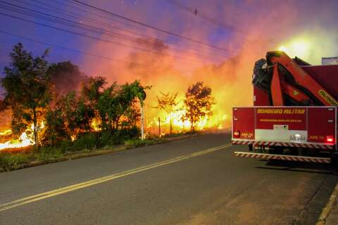 Fogo se alastra em vegetação e incêndio forma nuvem de fumaça