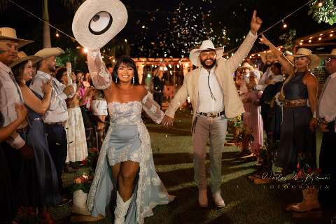 Noivos escolheram casamento bem rústico com bota, chapéu e bailão