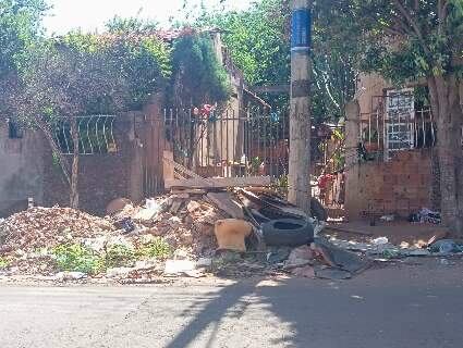 De vaso sanitário a sofá velho: entulho em frente de casa tem de tudo um pouco