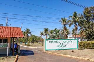 Entrada do Hospital Adventista do Pênfigo, em Campo Grande, que se propôs a realizar cirurgia eletiva (Foto: Henrique Kawaminami)