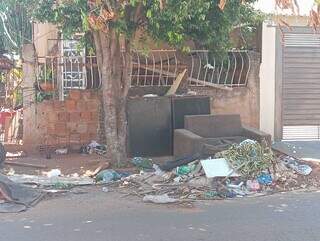 Ainda na frente da casa, outro ponto de lixo está sendo formado, onde tem até sofá velho (Foto: Idaicy Solano)