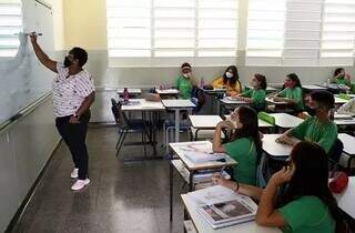 Professora lecionando na rede estadual de ensino durante a pandemia (Foto: SED/MS)