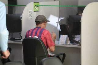 Homem faz entrevista de emprego na sede da Funtrab em Campo Grande (Foto: Paulo Francis)