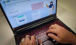 Estudante acessa o Portal Único de Acesso ao Ensino Superior utilizando um computador portátil. (Foto: Juca Varella)