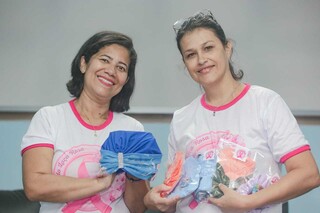 Laudiceia Melgarejo e Tânia Nieczaj doam turbantes para pacientes oncológicas. (Foto: Marcos Maluf)