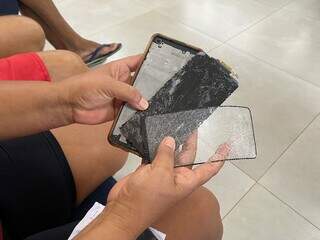 Celular da vítima completamente destruído por professor. (Foto: Clara Farias)