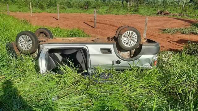 Motorista perde controle ao desviar de buraco e capota picape