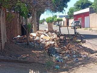 Entulho em frente de casa na Rua Monsenhor Sarrion tem restos de materiais de construção, garrafas, pneu (Foto: Idaicy Solano)