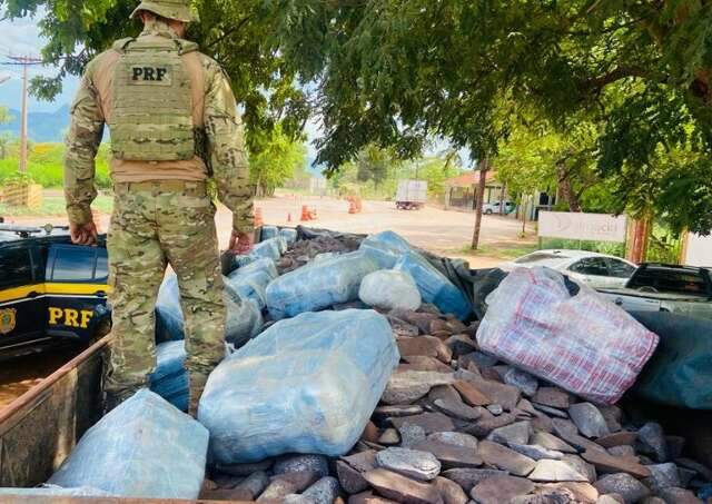 Motorista &eacute; preso transportando 625 kg de maconha em carreta de min&eacute;rio de ferro