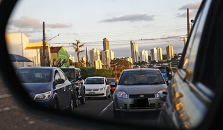 Trânsito interno de veículos é observado através de retrovisor. (Foto: Saul Schramm/GovMS)