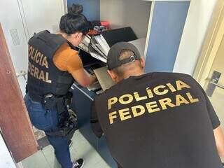 Policiais acessam documentos da concessionária responsável pelo aeroporto. (Foto: Direto das Ruas)
