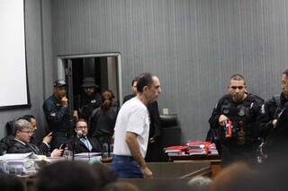 Jamil Name Filho (de camiseta branca) durante julgamento em Campo Grande. (Foto: Henrique Kawaminami)