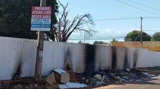 Placa de &#39;proibido&#39; não inibe ação irregular de moradores, no bairro Jardim das Hortênsias (Foto: Idaicy Solano)