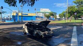 Carro ficou destruído após incêndio ocorrido na Avenida Afonso Pena (Foto: Antonio Bispo)