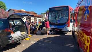 Ônibus envolvido em acidente e motociclista sendo atendido por socorristas. (Foto: Antonio Bispo)