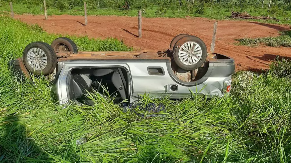 Motorista perde controle ao desviar de buraco e capota picape