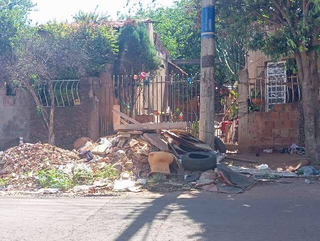 De vaso sanit&aacute;rio a sof&aacute; velho: entulho em frente de casa tem de tudo um pouco