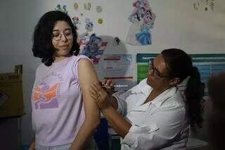 Mulher sendo vacinada contra a dengue, em Dourados (Foto: Rogério Vidmantas/Prefeitura de Dourados)