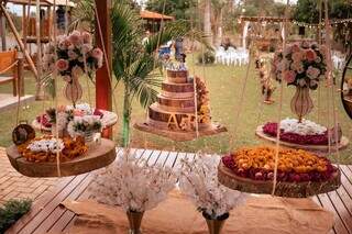 Mesa de doces foi decorada por bolachas de madeira e cordas de sisal. (Foto: @wesleybrunafotografia)