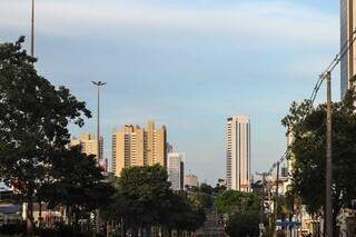 Céu claro visto da Avenida Afonso Pena, em Campo Grande (Foto: Henrique Kawaminami)