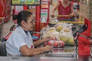 Marlei trabalha como operadora de caixa em atacadista de Campo Grande (Foto: Marcos Maluf)