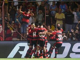Jogadores comemoram vitória em Osasco. (Foto: Nayra Halm/Flamengo)