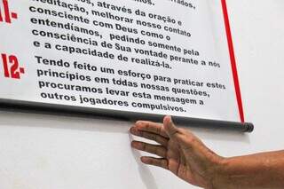 Na parede, cartazes reforçam os 12 passos do programa de recuperação. (Foto: Juliano Almeida)