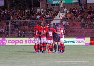 Jogadores do Flamengo reunidos antes da bola rolar (Foto: Victor Andrade/CRF)