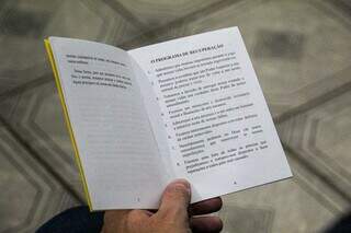 Livro traz informação sobre programa de recuperação baseado em 12 passos. (Foto: Juliano Almeida)