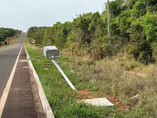 Um dos equipamentos de controle de velocidade derrubado na MS-040 entre Campo Grande e Santa Rita do Pardo (Foto: Direto das Ruas)  