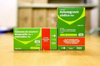 Caixa com remédios antirretrovirais utilizados para tratamento de pacientes vivendo com HIV ou aids (Foto: Fiocruz)