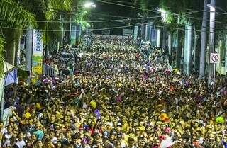 Carnaval de rua leva imensidão de pessoas para Corumbá. (Foto: Gisele Ribeiro)