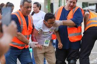 &#34;Paciente&#34; é resgatado com queimaduras eu um dos braços (Foto: Henrique Kawaminami)